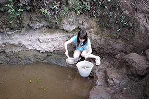 一次到山坑挑水的經歷，使楊凱盈體會到「珍惜」。